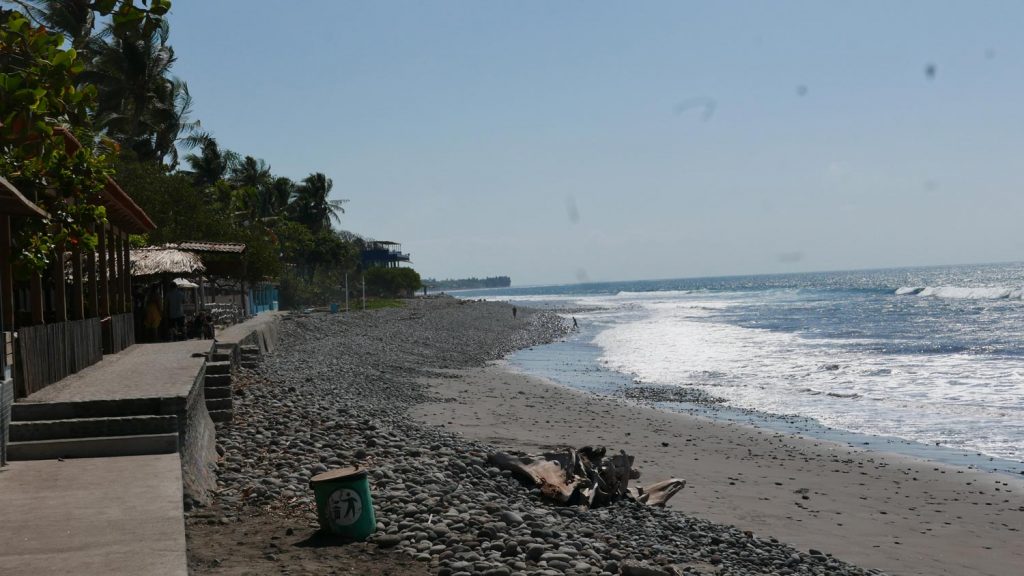 Eastern coastline of El Tunco beach in El Salvador