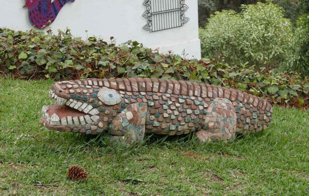Alligator sculpture in Santo Domingo del Cerro near Antigua