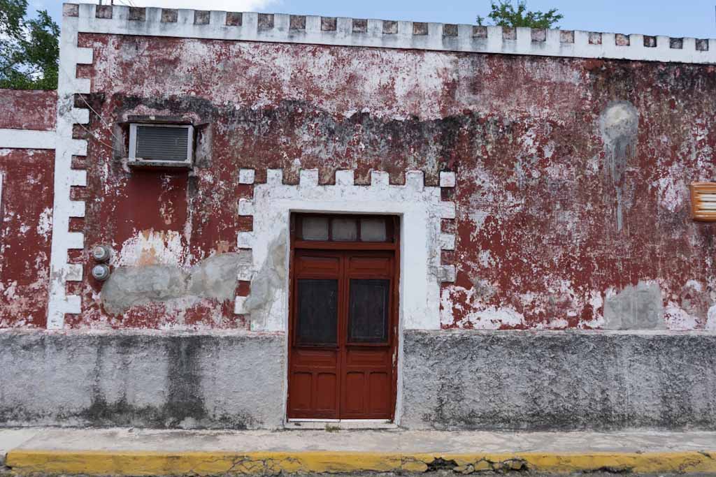 Red house with falling paint in Valladolid